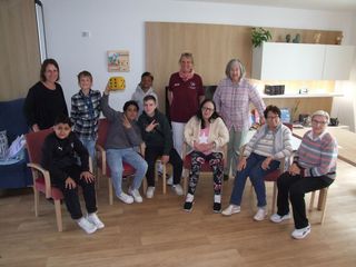 Sonja Scheller, Lehrerin Mittelschule Zellerau (links) und Elke Öchsner, Mitarbeiterin Tagespflege (Mitte) zwischen den strahlenden Gesichtern der Schülerinnen und Schüler und den Gästen der Tagespflege Sonja Scheller, Lehrerin Mittelschule Zellerau (links) und Elke Öchsner, Mitarbeiterin Tagespflege (Mitte) zwischen den strahlenden Gesichtern der Schülerinnen und Schüler und den Gästen der Tagespflege