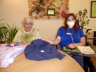 Katharina Markert legt mit Bewohnerin des Marie-Juchacz-Haus Wäsche zusammen Katharina Markert legt mit Bewohnerin des Marie-Juchacz-Haus Wäsche zusammen