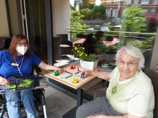 Katharina Markert spielt mit Bewohnerin des Marie-Juchacz-Haus Mensch-ärgere-Dich-nicht Katharina Markert spielt mit Bewohnerin des Marie-Juchacz-Haus Mensch-ärgere-Dich-nicht