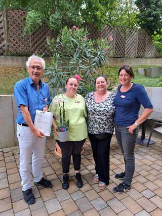 Einrichtungsleiter Raimund Binder gratulierte Manuela Exinger zur bestandenen Prüfung gemeinsam mit PDL Frau Rzegotta und HWBL Frau Kresser ganz herzlich. (v.l.n.r.) Einrichtungsleiter Raimund Binder gratulierte Manuela Exinger zur bestandenen Prüfung gemeinsam mit PDL Frau Rzegotta und HWBL Frau Kresser ganz herzlich. (v.l.n.r.)