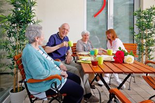 Das Personal hilft wo nötig beim regelmäßigen Essen und Trinken Das Personal hilft wo nötig beim regelmäßigen Essen und Trinken
