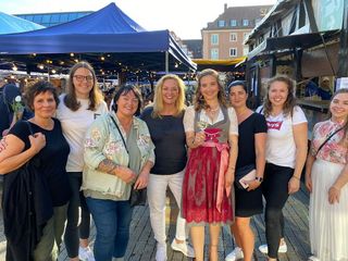 Team Kinderhaus Rasselbande mit Weinprinzessin Francesca Weiß Team Kinderhaus Rasselbande mit Weinprinzessin Francesca Weiß