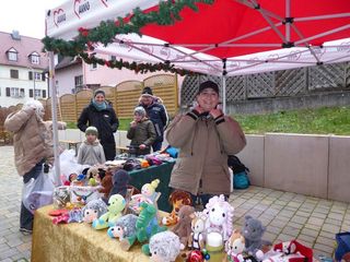 Nefize Bayer an ihrem Stand mit selbstgemachten, kunstvollen Geschenken Nefize Bayer an ihrem Stand mit selbstgemachten, kunstvollen Geschenken