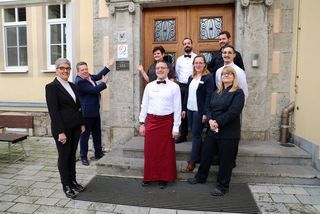 InHotel Teambild vor dem Hoteleingang