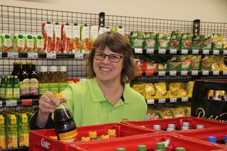 Gut gelaunte Mitarbeiterin des tegut-Lädchens